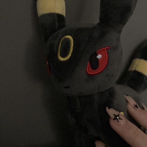 Pokemon Plushie Pfp, Umbreon Nails, Shiny Umbreon Pfp, Pokemon Plushies Aesthetic, Umbreon Aesthetic, Umbreon Pfp, Umbreon Plush, Umbreon Wallpaper, Pokemon Aesthetic