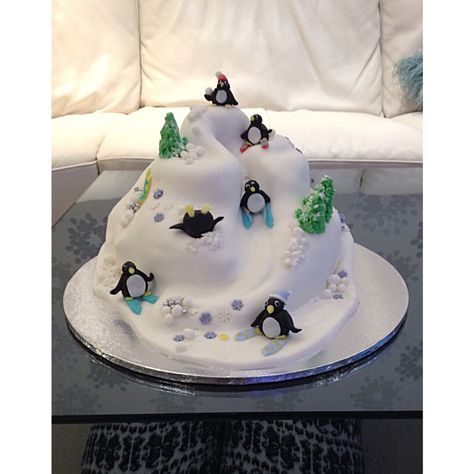 Iceberg Penguin Ski Slope Christmas Cake Ski Slope Cake, Artic Cake, Iceberg Cake, Arctic Party, Titanic Cake, Decor Tort, Mountain Cake, Easy Christmas Cake Recipe, Penguin Cake