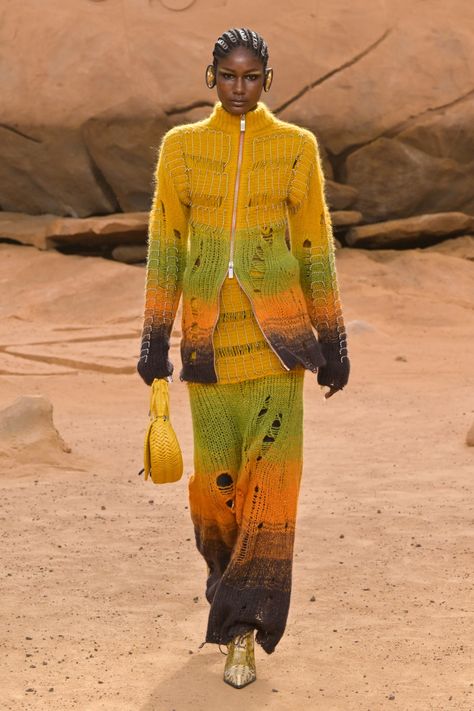 High Fashion Knitwear, Knitwear Runway, Knit Fashion Runway, Creative Knitwear, Chic Fall Fashion, White Runway, Fall 2023 Ready To Wear, 2023 Ready To Wear, Knitwear Fashion