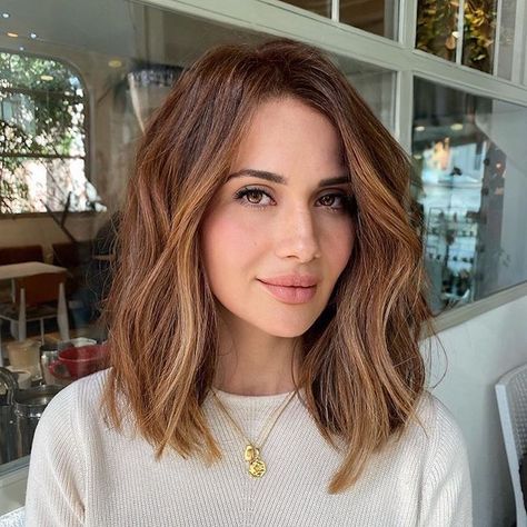 Light Brown To Auburn Hair, Auburn Hair Color Olive Skin, Auburn Hair Color With Brown Eyes, Baylage Hair Auburn, Short Auburn Brown Hair, Short Auburn Balayage, Auburn Long Bob, Autumn Hair Highlights, Hair Color Ideas For Fall 2024