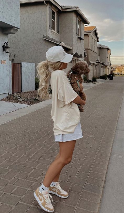 Jean Shorts Tennis Shoes Outfit, Casual Summer Lounge Outfits, Modest Summer Shorts, Cozy Aesthetic Outfits Summer, Summer Mom Aesthetic, Surfer Outfits, Cap Outfit Summer, Barbecue Outfit, Cozy Ootd