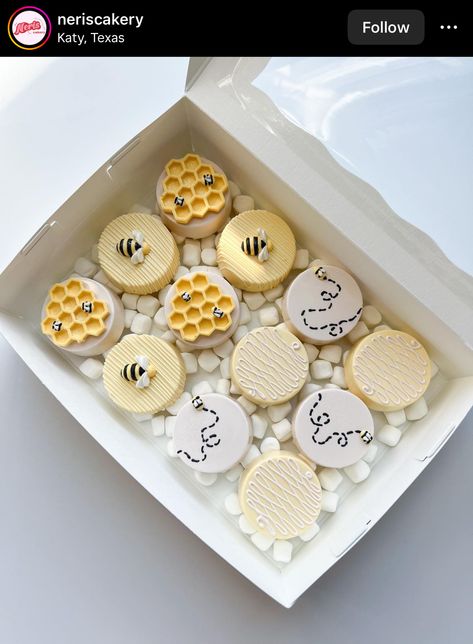 Winnie The Pooh Oreo Treats, Winnie The Pooh Oreos, Bee Treats, Bee Cake Pops, Treat Business, Oreo Treats, Decorate Cake, Bee Gender Reveal, Winnie The Pooh Themes