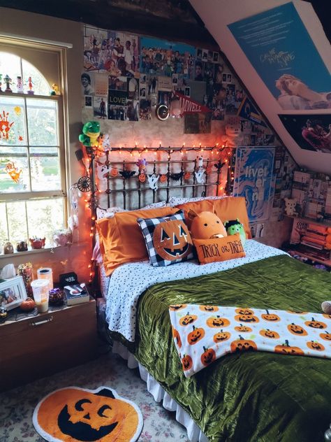 Halloween Themed Bedroom Ideas, Vintage Halloween Room, Dorm Halloween Decor, Halloween Decorated Bedroom, Halloween Theme Bedroom, Halloween Decorated Room, Halloween Themed Living Room, Halloween Room Ideas Bedrooms, Halloween Room Aesthetic