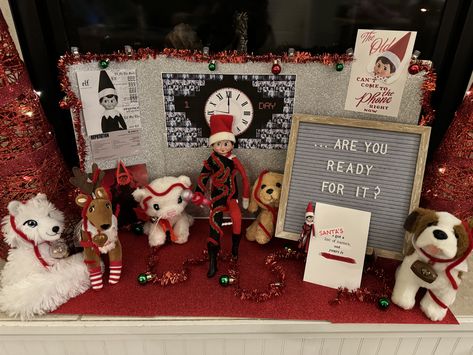 Taylor Swift Elf On The Shelf Ideas, Elf On The Shelf Taylor Swift, Swiftmas Tree, Elf Things, Christmas Bedrooms, Elf Ideas Easy, Cute Christmas Ideas, Preppy Theme, Awesome Elf On The Shelf Ideas