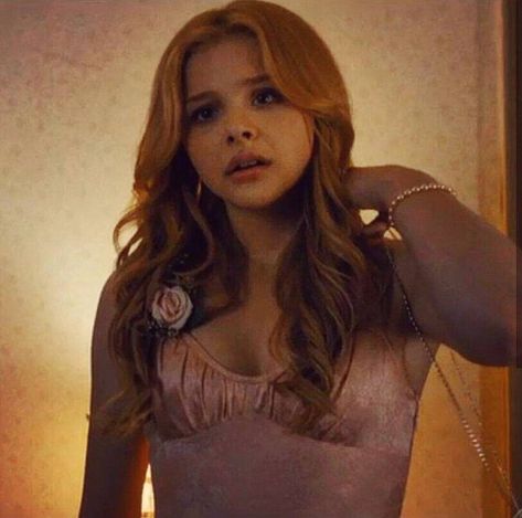 Carrie Movie 2013, Carrie Horror Movie, Y2k Indie Aesthetic, Carrie 2013, Carrie Movie, Celebrity Yearbook Photos, Halloween Social, Carrie White, Chloe Grace Mortez