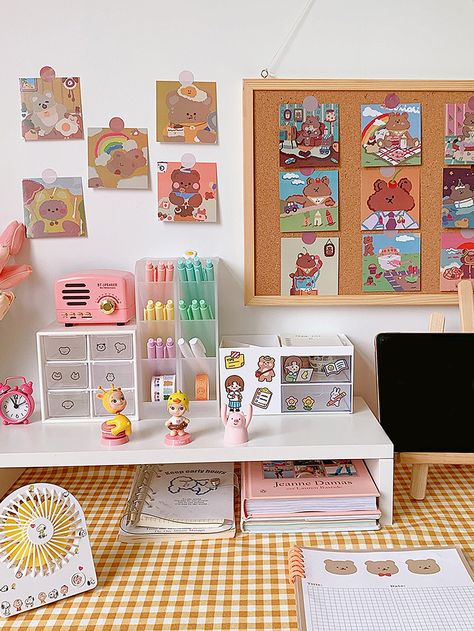 Decor Ban Hoc, Desk Ideas Kawaii, Meja Belajar Ideas, Kawaii Office Decor, Aesthetic Study Desk Decor, Kawaii Desk Setup, Kawaii Desk, Study Desk Decor, Aesthetic Desk