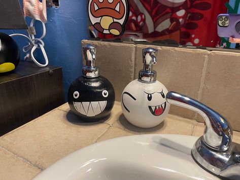 Video Game Bathroom Ideas, Nerdy House Decor, Nintendo Bathroom, Super Mario Bathroom, Nerdy Bathroom, Nintendo Furniture, Gamer Bathroom, Mario Bathroom, Geeky Decor