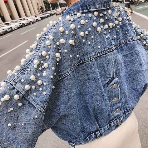 973a5f0ccbc4ee3524ccf035d35b284bdesc47001400ri Denim Jacket With Pearls, Short Jeans Jacket, Diy Denim Jacket, Denim Jacket Short, Haine Diy, Loose Coats, Spring Coat, Pearl Decor, Kleidung Diy