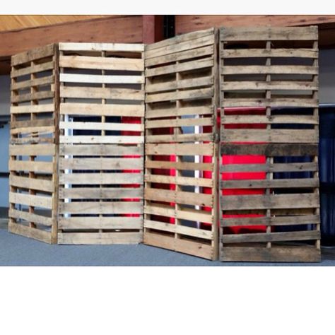 Portable Pallet Wall, Sen Classroom, Pallet Picture Display, Pallet Stand, Outdoor Workspace, Pallet Wall Ideas, Pallet Backdrop, Wreath Display, Pallet Pictures