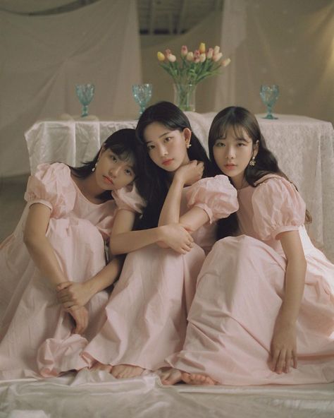 Yearbook Photoshoot, Sisters Photoshoot Poses, Group Poses, Sisters Photoshoot, Best Poses For Photography, Snoopy Images, My Kind Of Woman, Good Poses, Friend Photoshoot