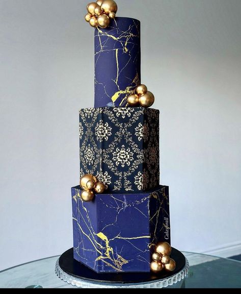 2023 Cakes, Ukrasavanje Torti, Royal Blue Wedding Cakes, Wedding Cake Pictures, Diy Chocolate, Daily Ideas, Luxury Cake, Dream Wedding Cake, Classic Wedding Cake