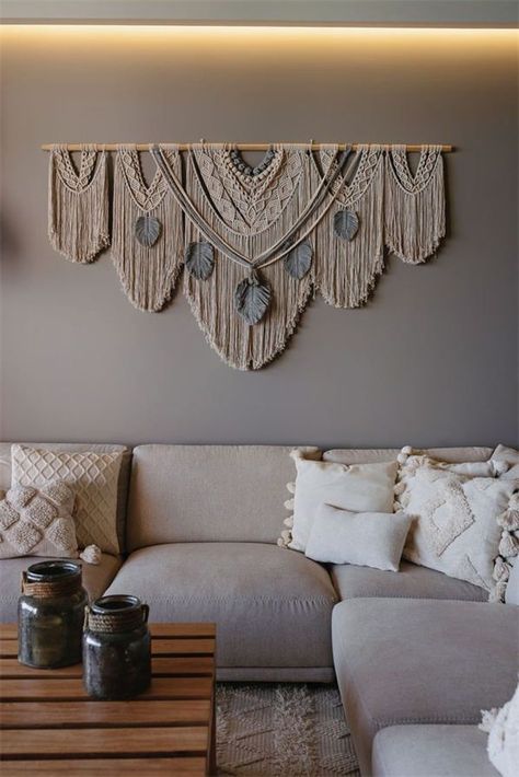 When it comes to macrame, many think it is something that belongs to the 1970s and Images of hippy crash pads and Emmanuelle style peacock chairs may come to mind. However, macrame is making a huge comeback, especially in interior design. Macrame Wall Decor Ideas, Macrame Living Room, Macrame Interior, Macrame Wall Hanging Ideas, Simpul Makrame, Wall Macrame, Wall Hanging Living Room, Macrame Home Decor, Macrame Wall Hanging Diy