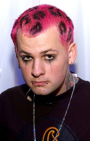 benji madden Punk Guy, Benji Madden, Bujo Themes, Joel Madden, Good Charlotte, Honey Brown Hair, Colourful Hair, Celebrity Magazines, Hair Things