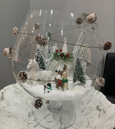 Brandy Snifter Centerpiece, Church Christmas Party, Christmas Fairy Garden, Brandy Snifter, Christmas Booth, Christmas Arts, Centerpieces Diy, Christmas Arts And Crafts, Christmas Centerpieces Diy