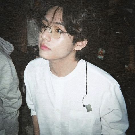 Round Glasses Men, Old School Aesthetic, Minimalistic Fashion, Old School Fashion, Taehyung Photoshoot, Round Glasses, Comfy Pants, Most Handsome Men, V Taehyung