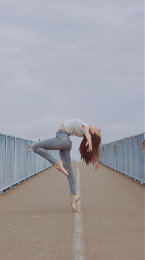 En Pointe Photography, Pointe Shoes Photography Photo Shoots, Senior Pictures With Pointe Shoes, Pointe Shoe Senior Pictures, Ballet Senior Pictures Pointe Shoes, Ballet Photoshoot Poses Pointe Shoes, Pointe Shoe Photography Poses, Senior Dance Picture Ideas, Dance Pictures Poses