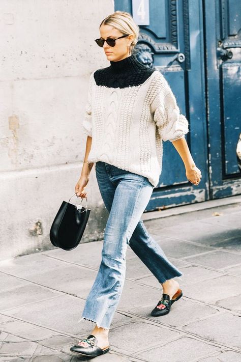 The Cute Casual Outfits It Girls Wear When They Don't Have Time to Bother Baggy Jeans Women, Knitwear Style, Street Style Blog, Vintage Denim Jeans, Quick Outfits, Paris Street Style, Paris Street, Baggy Pants, Gucci Mules