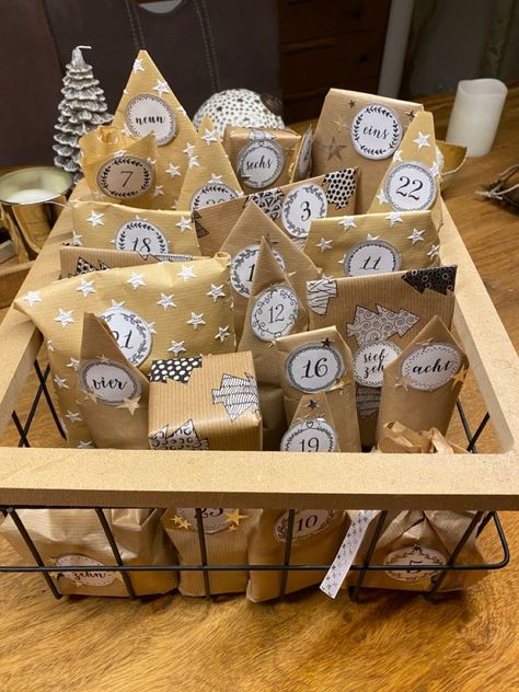 Christmas Advent Calendar Gift Ideas, Christmas Advent Calendar Ideas, Reusable Advent Calendar, Advent Diy, Homemade Advent Calendars, Advent Calendar Ideas, Christmas Advent Calendar Diy, Advent Calendar Gifts, Gift For Mom Christmas