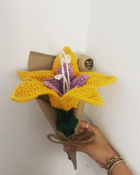 Tangled crochet flower. Yellow petals with a violet center. Tangled Sundrop Flower Crochet, Rapunzel Sun Crochet, Tangled Flower Crochet Pattern, Rapunzel Flower Crochet, Crochet Rapunzel Flower, Tangled Rapunzel Crochet, Crochet Tangled Flower, Tangled Crochet Bouquet, Tangled Crochet Pattern