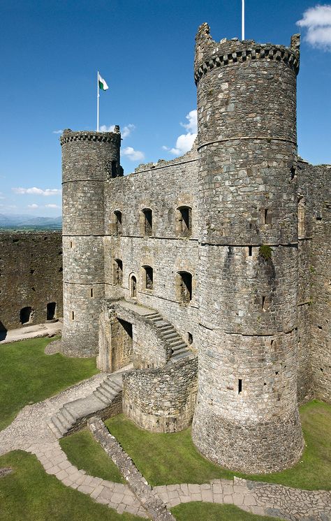 Gatehouse, Harlech Castle. Flickr: Dmitry Shakin. Concentric Castle, Harlech Castle, Castle Chateau, Welsh Castles, Medieval Castles, Old Castle, Chateau Medieval, Gothic Castle, English Castles