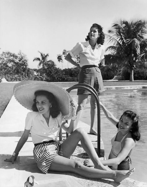 vintage everyday: Black and White Photos of Daily Life in Havana, Cuba from between the 1930s-1950s Friends Posing, Nina Leen, Public Pool, Vintage Cuba, Viva Cuba, Mother Painting, Cuban Culture, Cuban Food, Havana Nights