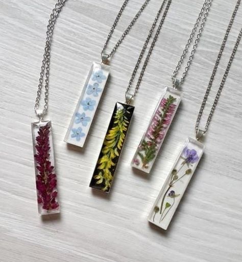 Uv Resin Gift Ideas, Epoxy Resin Accessories, Resin Accessories Ideas, Resin Necklace Ideas, Resin Flower Jewelry, Uv Resin Jewelry, Epoxy Necklace, Resin Flower Necklace, Flowers Polymer Clay