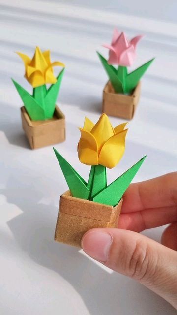 Krishna Sudama, Origami Kutu, Kids Craft Gifts, Craft Origami, Creative Origami, Origami Artist, Instruções Origami, Cool Paper Crafts, Paper Flower Crafts