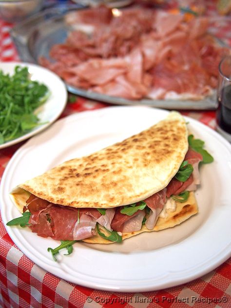 quick italian dish is Piada or Piadina Romagnola (pron. pee-uh-dee-nuh), one of the most characteristic italian flatbread, known and loved in Italy and all over the world both as a street food and a comfort food. Sandwich Mortadella, Italian Piadina, Italian Flat Bread Recipe, Piadina Recipe, Sandwich Italian, Italian Flatbread, Crazy Bread, Italian Street Food, Pizza Sandwich