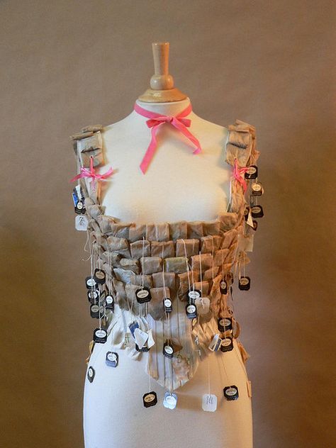 tea bags reused #upcycled aaaahahahaha that's a fail in my book Junk Kouture Ideas, Anything But Clothes, Junk Kouture, Trash Fashion, Unconventional Fashion, Recycled Outfits, Tea Bag Art, Recycled Dress, Trash Art