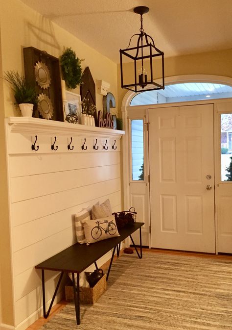 Shiplap entryway with hooks and bench! Shiplap Entryway, Ingangs Decor, Vstupná Hala, Mudroom Entryway, Farmhouse Entryway, Hal Decor, Casa Country, Foyer Decorating, Entrance Decor