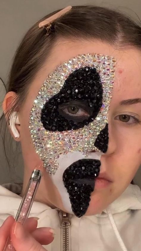 Scarie Movie, Halloween Ideias, Makeup Crazy, Creative Halloween Makeup, Holloween Makeup, Rhinestone Makeup, Movie Makeup, Cute Halloween Makeup, Halloween Makeup Diy