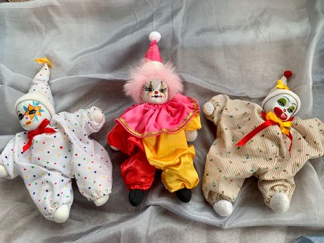 Thrift Store Trinkets, Diy Clown Doll, Vintage Clowns, Clown Dolls, Clown Stuff, Porcelain Clown, Circus Music, Kill It With Fire, Clown Paintings