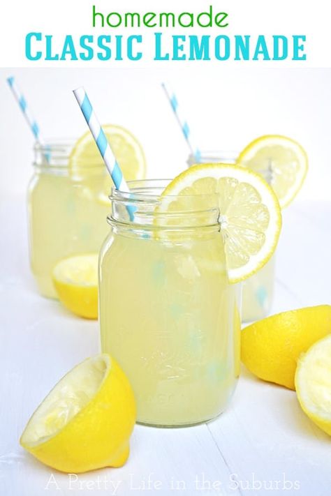 A refreshing and delicious recipe for real lemonade that is made with just 3 ingredients, and can be ready in 5 minutes. Perfect for a hot summer day! Jar Drinks, Chewy Ginger Cookies, Strawberry Rhubarb Jam, Homemade Lemonade Recipes, Lemon Drink, Lemon Lemonade, Lemonade Recipe, Fresh Lemonade, Pretty Life