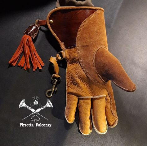 Falcon Glove, Medieval Gloves, Leather Gloves Pattern, Falconry Glove, Ranch Fashion, Falconry Equipment, Eurasian Eagle Owl, Brown Leather Gloves, Nocturnal Birds