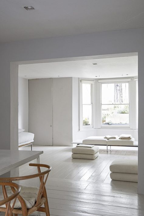 chesterton-w10-london-houses-061 White Painted Floorboards, Japandi Style Bedroom, Painted Wooden Floors, Victorian Terrace Interior, White Floorboards, Painted Floorboards, White Wooden Floor, Ultra Minimalist, Victorian Apartment