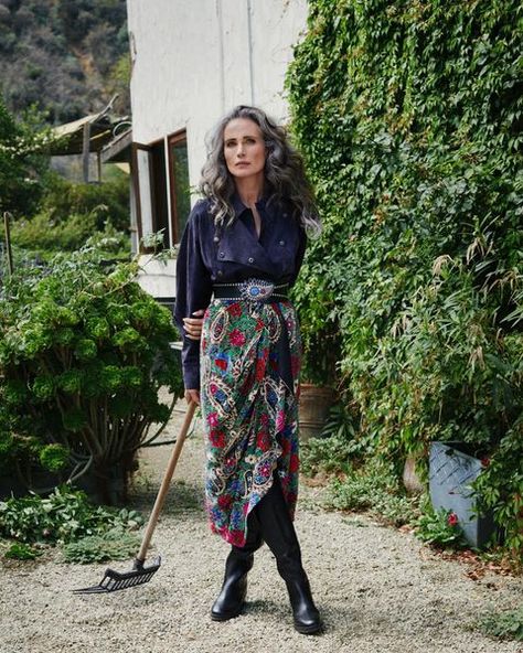 Thaleia Karafyllidou (@thaleiavoguegr) • Instagram photos and videos Andie Macdowell Style, Andie Macdowell, Beautiful Gray Hair, Simply Fashion, Peasant Skirt, Grey Hair Color, Ageless Beauty, Gray Hair, Retro Look