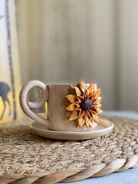 Bring a touch of sunshine to your morning routine with our Handmade Sunflower Coffee Cup. This unique ceramic mug features a beautifully hand-painted sunflower design, making it the perfect gift for sunflower enthusiasts or anyone who appreciates handmade artistry. Each cup is crafted with love and care, ensuring that no two are exactly alike. Ideal for your morning coffee, tea, or any hot beverage of your choice. Details: Material: High-quality ceramic Capacity: 5.07 oz (approx. 150 ml) Hand-pa Sunflower Pottery, Ceramic Sunflower, Sunflower Ceramic, Coffee Cups Unique, Sunflower Mug, Unique Tea Cups, Handmade Sunflower, Ceramic Cafe, Tea Cup Design