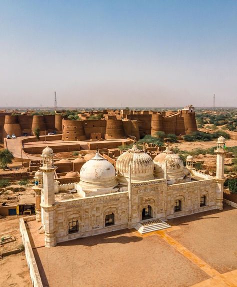 Majestic 9th century Derawar Fort & 19th century Abbasi mosque in Cholistan. Derawar Fort, Beautiful Mosques, Historical Place, Beautiful World, Taj Mahal, 19th Century, Pakistan, Fort, Beautiful Places