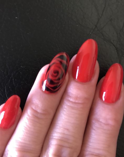 Red Rose Nail Art Designs, Black Rose Nail Design, Nails With Rose Design, Red Nails With Roses, Nails With Roses Design, Red Rose Nail Design, Rose Design Nails, Nail Art Black And Red, Red Roses Nails