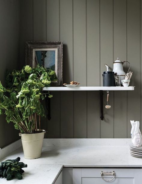 Farrow & Ball dévoile 9 nouvelles couleurs de peinture et on adore le rose exotique ! - Elle Décoration Farrow Bal, Tapete Gold, Mad About The House, New Paint Colors, Farrow And Ball Paint, Farrow And Ball, Green Walls, Kitchen Corner, Boot Room