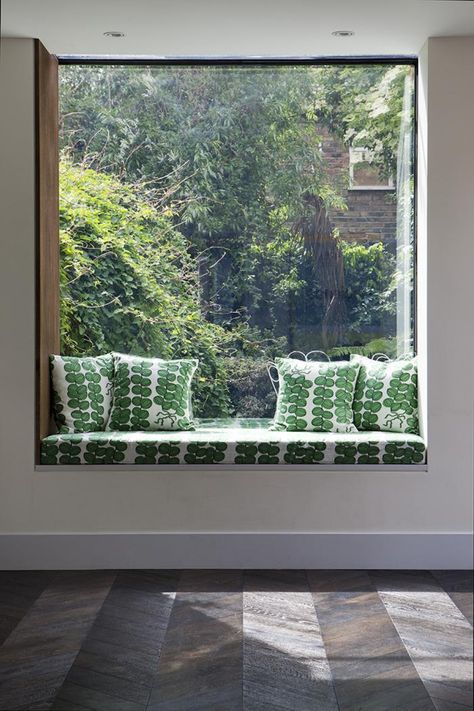 The colors and textures of the garden outside are mimicked by the Josef Frank textiles in the window seat. Banquette Ideas, Glass Extension, Josef Frank, Large Window, Patio Interior, Kitchen Extension, Hus Inspiration, Garden Seating, Kitchen Window