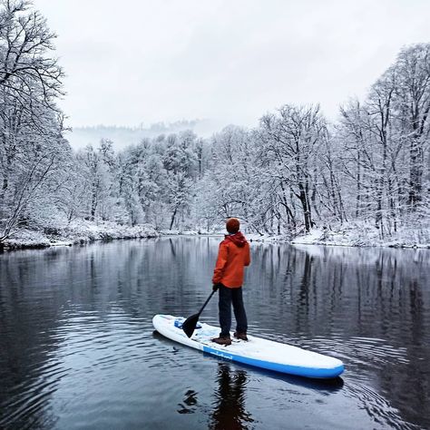 Man is standing on the paddleboard in winter Winter Paddle Boarding, Winter Surfing, Paddle Boarding Outfit, Kneeboarding, Paddle Board Yoga, Sup Paddle Board, Sup Boards, Standup Paddle Board, Float Your Boat