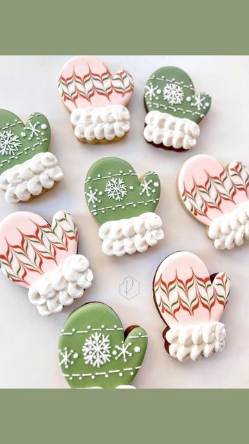 Andi Kirkegaard | Sugar Cookie Artist and Teacher 🤍 on Instagram: "Sweet and simple mittens.🧤 Only 4 more sleep ‘til Christmas!! . Fun fact: this is my Husband’s favorite Christmas song! 😜 . . . #kirkiekookies #christmas #christmascookies #sugarcookies #sugarcookiedecorating #mittens #mittencookies #wetonwet #cookies #cookiedecorating #royalicing #happyholidays #thefeedfeed #tohfoodie #foodnetwork" Mittens Cookies Decorated, Christmas Cookies Icing Designs, Mitten Cookie Decorating Ideas, Christmas Mitten Cookies, Christmas Gnome Cookies Decorated, Stocking Sugar Cookies Decorated, Christmas Royal Iced Cookies, Mitten Sugar Cookies Decorated, Christmas Stocking Cookies Decorated