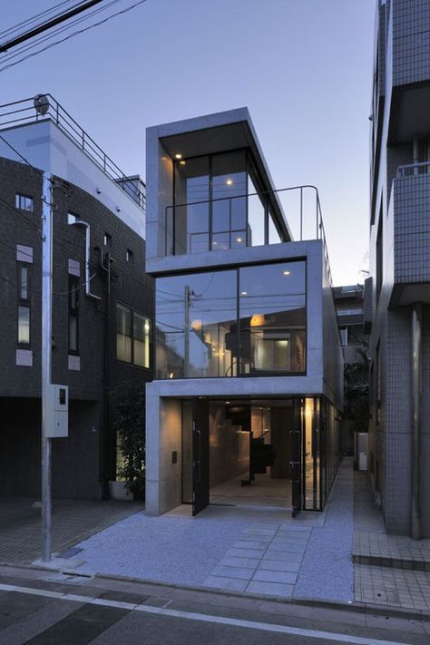 A long narrow residence in Tokyo Awesome Architecture, Narrow House, Art House, Japanese Architecture, Architecture Exterior, Japanese House, Facades, Residential Architecture, Contemporary Architecture