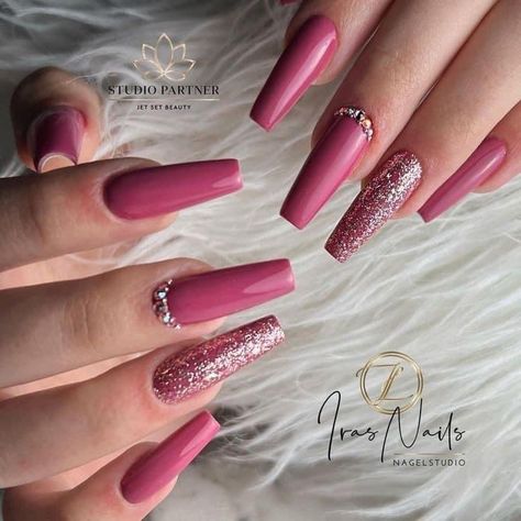 Pink And Nails Glitter, Birthday Nails For Capricorn, Pink Autumn Nails, Elegant Nails Pink, Nails Patygirl, Pink Nails With Gems, Elegant Pink Nails, Nails Fucsia, Glittery Acrylic Nails