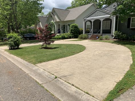 Front Yard Roundabout Driveway, House Close To Road Landscape, Small Circular Driveway, Half Moon Driveway, Half Moon Driveway Ideas, Half Circle Driveway Ideas, Curved Driveway Ideas, Circular Driveway Design, Semi Circle Driveway