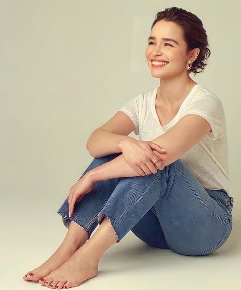 Emilia Clarke on Instagram: “- Have a good day ☺️ . #emiliaclarke” Emilie Clarke, Kibbe Romantic, Gra O Tron, Chloe Moretz, Emilia Clarke, Hottest Pic, Celebrities Female, Pretty People, Beautiful People