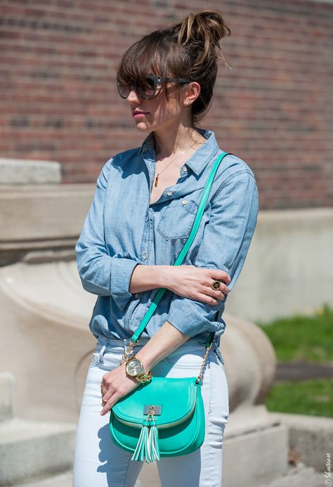 Light Jeans Turquoise Bag, Polkadot Sunglasses Turquoise Purse Outfit, Turquoise Bag Outfit, Toronto Street Style, Blue Bag Outfit, Sling Bag Outfit, Clutch Outfit, Turquoise Aesthetic, Teal Purse, Turquoise Purse