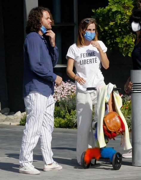 EMMA Watson sparks engagement rumours by sporting a band on her ring finger. The ring was visible as the Harry Potter actress said goodbye to tycoon boyfriend Leo Robinton, 31. Emma, 30, was also wearing a T-shirt with the slogan Femme Liberté which translates as “free woman”. And she was using a scooter to get […] Emma Watson Paparazzi, Emma Watson Street Style, Free Woman, Emma Watson Style, Bar Outfits, Wedding Finger, Her Ring, All Eyes, Hermione Granger