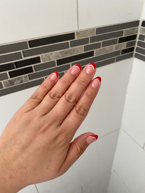 White French Tip With Christmas Design, Red French Tip Nails With White Line, Red French Tip With White Line, Red French Tips Christmas, White French Tip With Red Line, Green And Red French Tip Nails, Red Nails With White French Tip, Christmas Nails Teen, White Nails With Red Tips